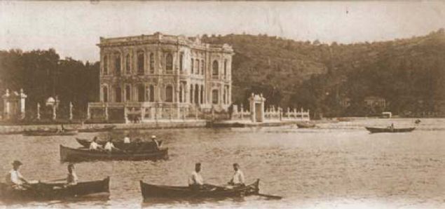 Seyyar kahvehaneler, adalar, yallar stanbullunun boaza nazr, mangal ateinde pien Trk kahvesini yudumlayabildii, iki iskemle bir masayla hizmet veren 'seyyar kahvehaneler'e ait fotoraflar da bulunuyor.  