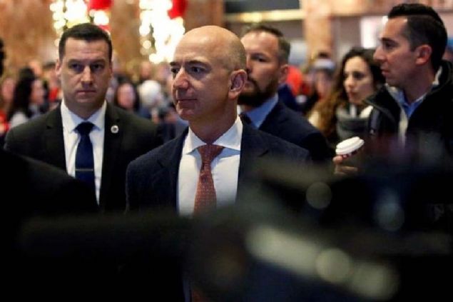 AMAZON ADINI SZLKTEN BULDU  <br><br>  Sitenin adn szlkten bulduunu daha nce aklayan Bezos ayn zamanda Amazon Ormanlar nedeniyle ismin aklda kalaca fikrine de gvendiini sklkla dile getirmiti.  
