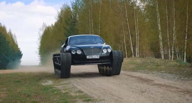 Bir grup Rus deeri milyonlarca TL olan lks otomobil Bentley Continental GT'ye palet takarak gelimi bir arazi aracna dntrdler.   