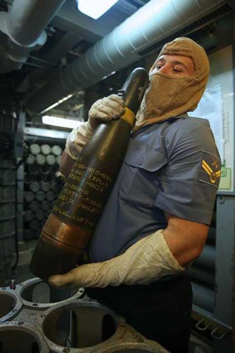 Gn iinde kara hedeflerine atn bitmesinin ardndan, su st hedeflerine de at ve denizde manevralar yaplacak.   