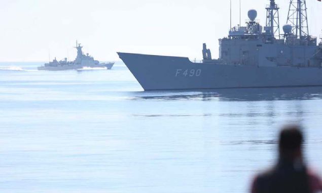 Deniz Kuvvetleri Komutanl'nca 131 gemi, 57 uak ve 33 helikopter ile 25 bin 900 personel ile Anadolu'yu evreleyen  denizde e zamanl dzenlenen en byk planl tatbikatlardan Denizkurdu-2019 devam ediyor.       