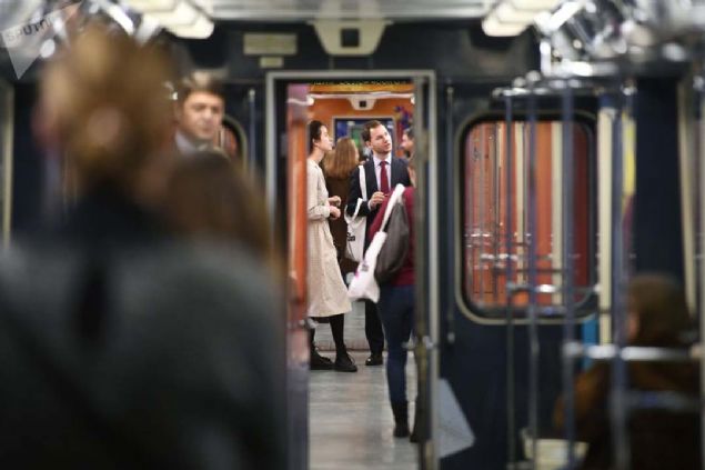 Moskova Metrosunun t�m hatlar�ndaki vagonlarda �cretsiz Wi-Fi hizmeti sunuluyor.  <br><br>  Foto�rafta: Moskova metrosunda yolcular, 2017 y�l�.   <br><br>  (Sputnik)    
