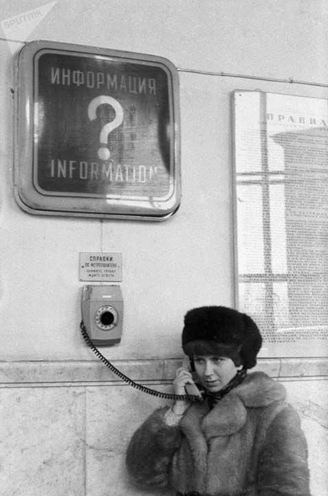 Yolcular, Moskova metrosunun istasyonlar�nda bulunan �zel telefon cihazlar�n� kullanarak metro faaliyetleri ile ilgili bilgi edinebilir, 1980 y�l�.   