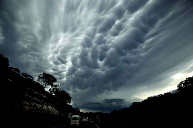 New South Wales, Avustralya'da fantastik bir frtnann habercisi olan mammatus bulutlar.          