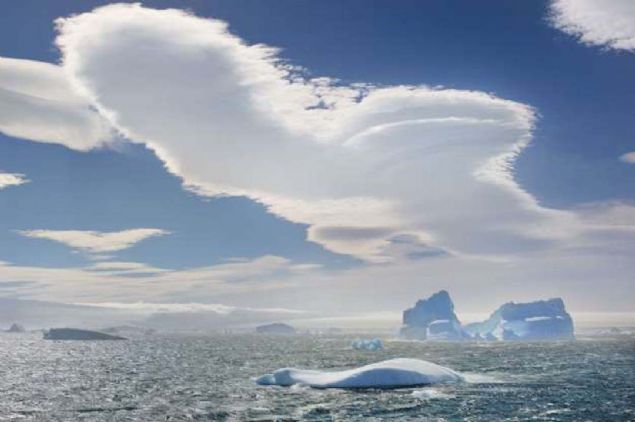 Antarktika'dan insann iini aan bir grnt: Mercek bulutlar ve buzullar.           