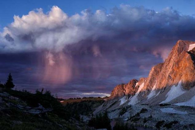 Wyoming, ABD'de virga bulutlar.         