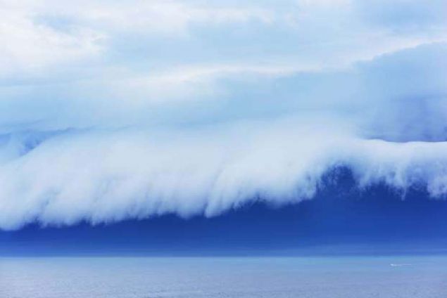 Krlan bir dalgay andran bir sper hcre raf bulutu.  <br><br>  Sper hcreler, atmosferin st seviyelerindeki rzgarda sk yn deiimleri ve yksek s deiimleri sonucu meydana gelen, dolu ya, iddetli rzgar, yldrm frtnas veya hortuma sebep olabilen oluumlardr.           