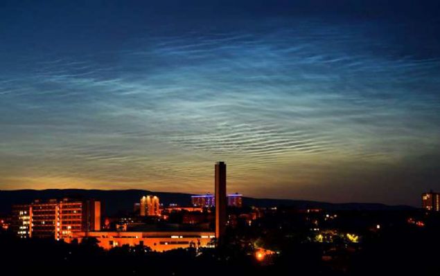 Glasgow, ngiltere'de gece parlayan bulutlar.        