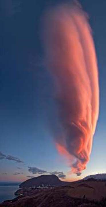 Krm yarmadasnda gerek olamayacak kadar garip grnen bir mercek bulutu.           