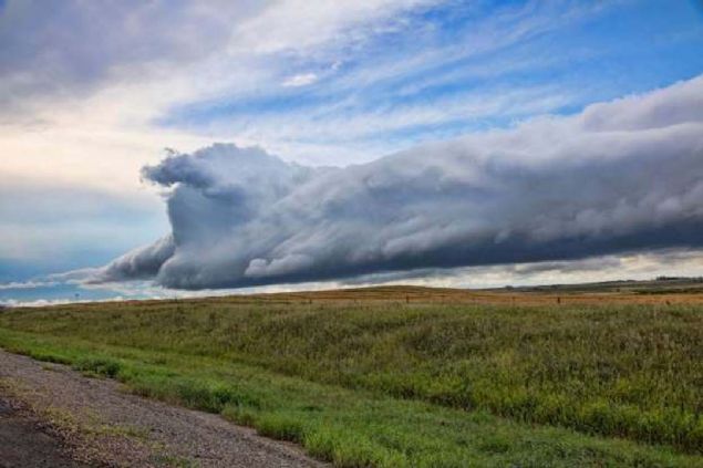 Saskatchewan, Kanada'da arkus bulutlar.         