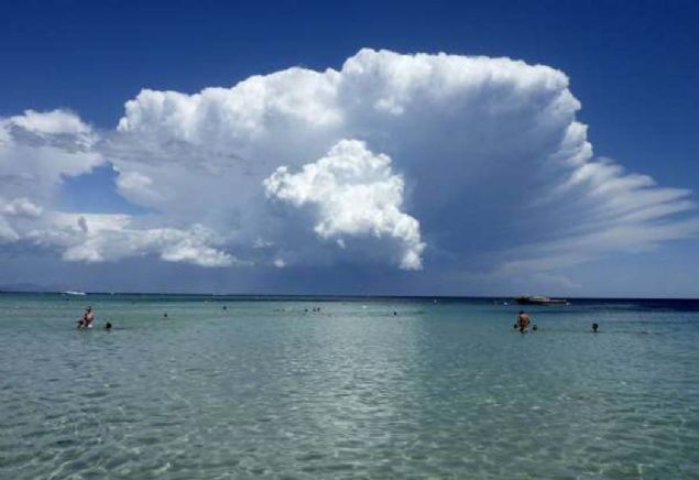Saint-Tropez, Fransz Riviera'snda kmlonimbus bulutlar.     