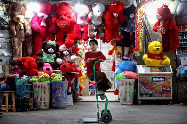 Ayrca 2018'in sonlarnda ran'a kar yeni yaptrmlar aklad. Donald Trump, petroln yan sra ran'n en byk ihracat gelir kayna olan demir-elik, alminyum ve bakr sektrlerini de kapsayan yeni yaptrmlar ise Mays ay banda devreye soktu. 