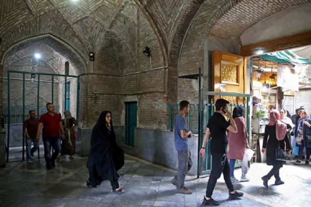 Ekonominin 1980-88 arasndaki Irak sava dneminden daha kt bir noktaya geldiini belirten ran lideri, 'Sava dneminde bankalarmz, petrol satmz, ithalat ve ihracatmzla ilgili sorunumuz yoktu, yalnzca silah ambargosuna maruz kalmtk' dedi.   