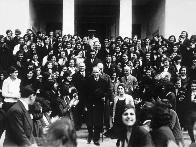 B�y�k �nderin izcilerle bulu�mas�, Samsun Erkek Lisesi, �stanbul Hukuk Fak�ltesinde ��rencilerle derse kat�ld��� s�rada �ekilen foto�raflar alb�mde yer al�yor.  