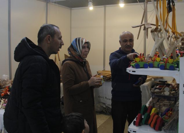 ocuklarn topa satarak kazand parayla okuttuunu belirten Demirba, sal elverdii srece mesleine devam edeceini szlerine ekledi.  