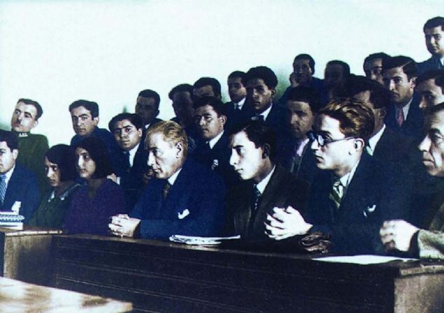 'Genlii yetitiriniz. Onlara ilim ve irfann mspet fikirlerini veriniz. Gelecein aydnlna onlarla kavuacaksnz.'       