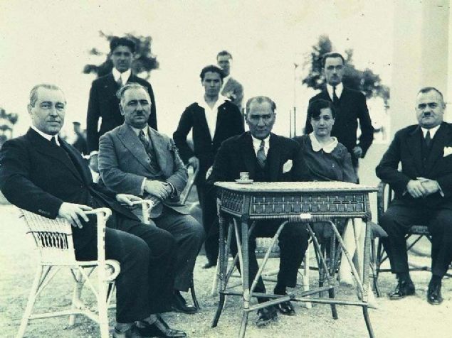 'Mill hedef belli olmutur. Ona ulaacak yollar bulmak zor deildir. nemli olan, etin olan o yollar zerinde almaktr. Denebilir ki hibir eye muhta deiliz. Yalnz tek bir eye ok ihtiyacmz vardr: alkan olmak. Toplumsal hastalklarmz incelersek temel olarak bundan baka, bundan nemli bir hastalk kefedemeyiz; hastalk budur. O halde ilk iimiz bu hastal esasl bir ekilde tedavi etmektir. Milleti alkan yapmaktr. Servet ve onun doal sonucu olan refah ve mutluluk, yalnz ve ancak alkanlarn hakkdr.'    