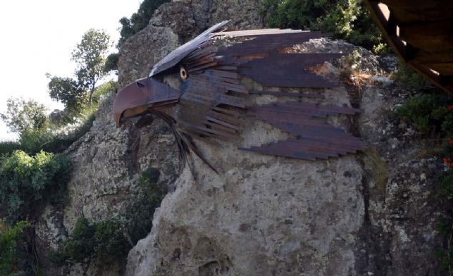 - KAYAYI METALLE BRLETRD  <br><br>  Koak, aylar sren almann ardndan tamamlad heykelin nnde AA muhabirine yapt aklamada, bu eseri yapmaktan dolay olduka keyif aldn syledi. 