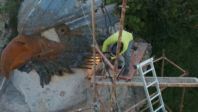 Yapt heykeller birok sergide yer alan sanat, bunlardan bazlarn da evinin bahesinde sergiliyor. 