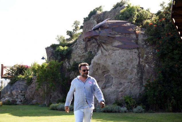 Bodrum'un Kzlaa Mahallesi'nde yaamn srdren ve ilede sra d sanat almalaryla tannan Rfat Koak, yeni bir almaya daha imza att. 
