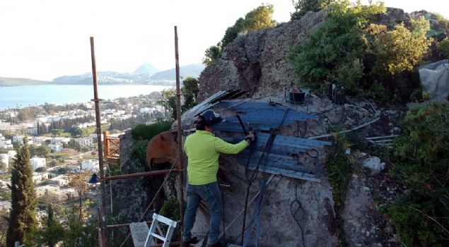 Heykeli yapmak iin kayay ilemek zorunda kaldn ifade eden Koak, 'Kaya metalle birleerek, bambaka bir etki yaratt. Bu tr almalar yaparken herhangi bir sre kstlamas yok. Bu bir his duygu ve hayata dokunutur.' dedi. 