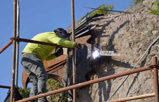 Yaklak 6 ay sren alma ile tamamlanan dev heykel, grenlerin beenisini topluyor. 