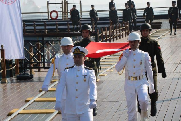 Kutlamalarda Atat�rk ve silah arkada�lar�n� temsilen T�t�n �skelesi'nden karaya T�rk bayra�� ��kar�ld�.  