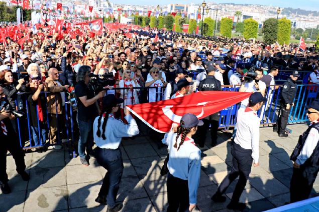 Samsun'un Bafra il�esinden 19 May�s 1919 y�l�nda Atat�rk'� kar��lamak i�in y�r�yerek 2 g�nde kent merkezine gelen vatanda�lar� temsilen bir grup gen� de T�rk bayra��yla y�r�yerek kente geldi. 