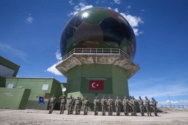 <p style='box-sizing: border-box; margin: 0px 0px 10px; padding: 0px; border: 0px; list-style-type: none; color: rgb(51, 51, 51); font-family: "Roboto Condensed"; font-size: 19px;'> Türkiye'nin "gökyüzündeki gözleri" konumundaki ülkenin en doğusundaki radar üssünde görevli Mehmetçik, zorlu arazi şartlarına rağmen görevini en iyi şekilde icra ediyor.</p> <div> </div>