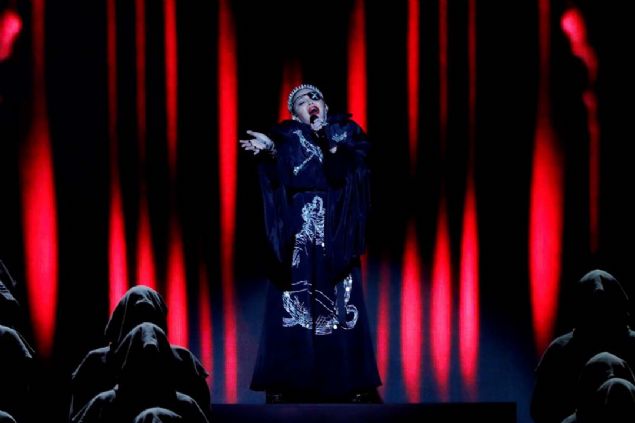 Eurovision oylamas ncesinde iki ark seslendiren Madonna'nn danslar tarafndan sergilenen bu eylemle ilgili Eurovision'dan yazl aklama yapld. 