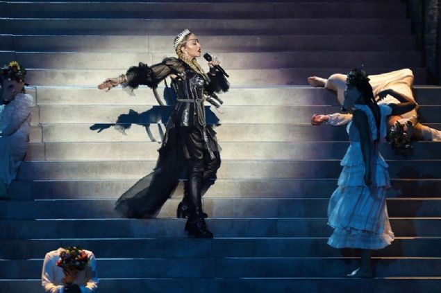 Aklamada, Madonna'nn konser ncesi yapt provalarda danslarn Filistin ve srail bayra tayan kostmler giymedii belirtilerek,  