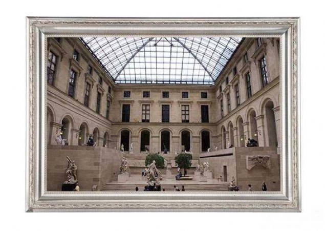 1793 ylna gelindiinde ise Kraliyet Ailesi'nin resmi konut olarak Versailles Saray'na tanmasyla Louvre bir mze olarak toplamda 537 adet eserle halkn ziyaretine alm. <br><br>  Tabii koleksiyonun genilemesi de bu tarihten sonra hzlanm ve bugnk 350 binden fazla sayda esere ok ksa bir srede ulalm.            
