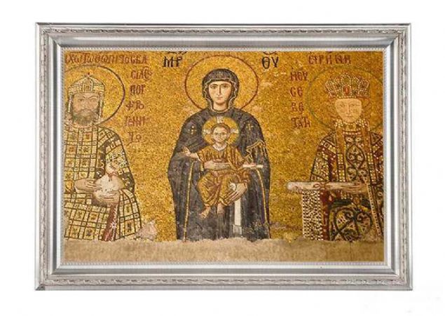 nceki iki kiliseden ok daha byk lekli nc kilisenin yapmna mparator I. Justinianus'un emriyle 532 ylnda baland. mparator kilisenin inasnn olabildiince abuk bitmesini istiyordu. <br><br>  lkenin drt bir yanna salnan haberlerle eski kentlerden kalma stun ve mermerler gemilerle stanbul'a getirtildi. Yz ustaba, bin usta ve on bin civarnda iinin almasyla Ayasofya 6 ylda tamamland.              