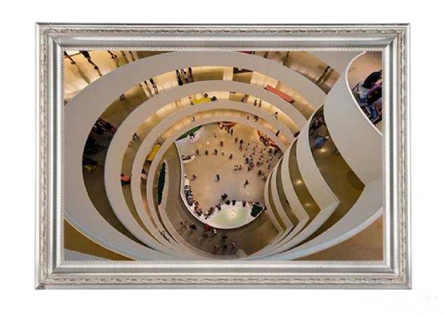 Yapya girildiinde ilk karlalan mekan mzenin 28 metre yksekliindeki byk galeri boluu.   <br><br>  Bu atrium cam bir kubbe ile kapatlm. Galeri boluunun hemen yannda, 6 kat boyunca ykselen bir rampa bulunmakta.   <br><br>  Bu rampa sayesinde hem katlar arasndaki balant ok daha akkan bir srekli salanm hem de mzeye gelen ziyaretilerin yukar katlara karken duvarlara aslm sanat eserlerini gzlemleyebilmeleri salanm.      