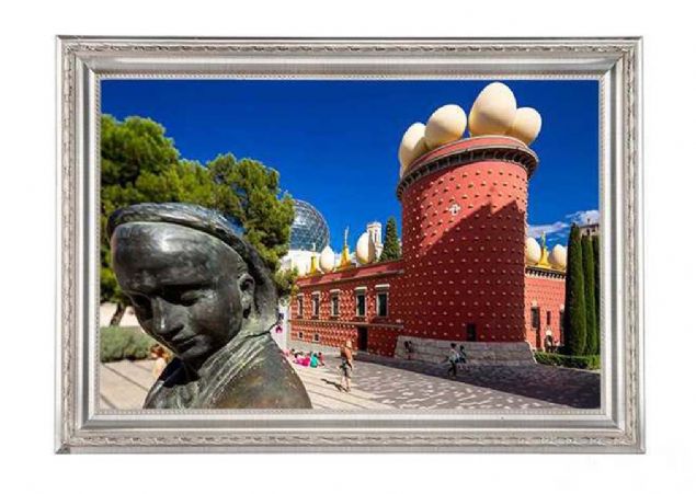 Mzede sanatnn resimlerinin yannda tm sanat dnemlerinden heykelleri,  boyutlu kolajlar, mekanik eserleri, Mae West'in yz biiminde tasarlanm bir oturma odas da sergilenmektedir.  <br><br>  Kendi eserleri dnda zel koleksiyonunda yer alan El Greco'dan Marchel Duchamp'a farkl resimler ve yakn arkada Katalan ressam Antoni Pitxot'a ait bir galeri de bulunur.             