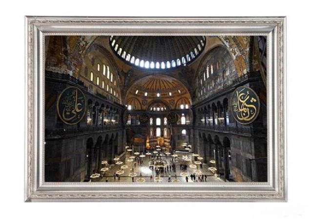 Eskiden kilise olan Ayasofya'nn absidinin yn dier kiliselerde olduu gibi Kuds'e ynelik olmas gerekirken hafife kbleye yneliktir.              