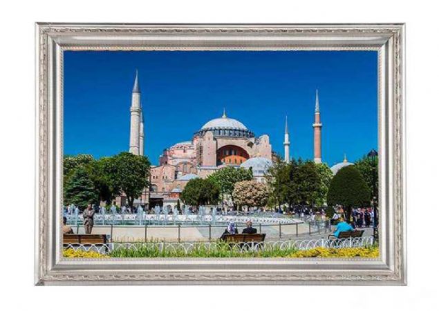 Ayasofya'nn bahesinde bulunan Sultan II. Selim, Sultan III. Mehmed, Sultan III. Murad ve ehzadelerin trbeleri, Sultan I. Mahmud'un adrvan, sbyan mektebi, imareti, ktphanesi, Sultan Abdlmecid'in hnkr mahfeli, muvakkithanesi, Ayasofya'daki Osmanl a rneklerindendir. <br><br>  Ayasofya'daki papaz odalar Ayasofya'nn camiye dntrlmesinden sonra medrese olarak kullanlm, ancak stanbul niversitesi'nin temeli saylan bu medreseler 1934 ylnda Mzeler Mdrl tarafndan yktrlmtr.           