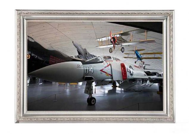 Enola Gay adyla bilinen ve Japonya'nn Hiroima kentine ilk atom bombasn atan Boeing B-29 tipi uak da mzede yer alyor.  <br><br>  Enola Gay, mzenin en ilgi eken uaklarndan biri. Hiroima'ya atlan atom bombas yznden 45 bin kii yaamn yitirmi, bombardmann etkileri yllarca srmt.         