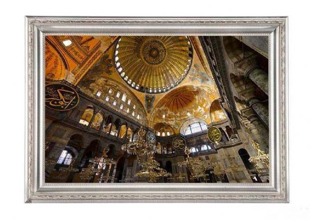 Ayasofya (Hagia Sophia) ismi Yunanca 'Kutsal Bilgelik' anlamna gelir. Ayasofya'nn Osmanl'nn kulland farkl bir ad olduu, Fatih'in 66 metreyi bulan vakfnamesinde ortaya kt.   <br><br>  Prof. Dr. Ahmed Akgndz'n aratrmalarnda ortaya kan isim, stanbul'un fethini simgeleyen: Fethiye Camii.           