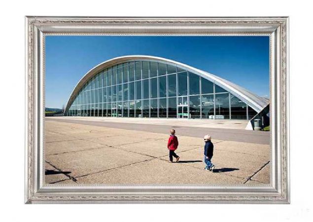 Amerikan Hava Kuvvetleri Mzesi, Amerika   <br><br>  71 bin metrekare alana kurulan mze iki dev hangardan oluuyor. 15 Aralk 2003 tarihinde kaplarn ziyaretilerine aan mzede havaclk ve uzay tarihinde nemli yer tutan yzlerce arac grmek mmkn.  <br><br>  Mzede Birinci Dnya Sava'ndan gnmze kadar birok uak modeli yer alyor.            