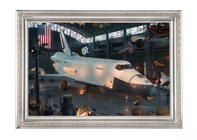 Mzenin bir baka blmnde ise dnyann en hzl askeri ua yer alyor, Lockheed SR-71 Blackbird.   <br><br>  Londra'dan Californiya'ya yaklak 4 saatte uabilen, Kuzey Carolina'dan Ortadou'ya 10 saatte gidip gelebilen, sesten  kat hzl uabilen, bir dnem dnyann en hzl ua imdi Virginia'daki havaclk ve uzay mzesinde ziyaretileri arlyor.        