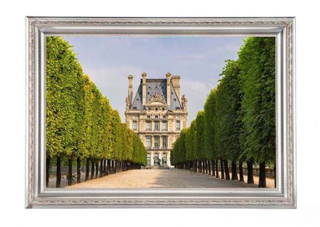 Bugn mze olarak kullanlan bina ilk bata bir kale olarak yaplm. 1190 ylnda Kral Philippe Auguste tarafndan yaptrlan bu kale, 14'nc yzyl balarnda Kral V. Charles tarafndan malikneye dntrlm ve 16'nc yzylda da Kral I. Franois buray Kraliyet Saray olarak kullanm.          