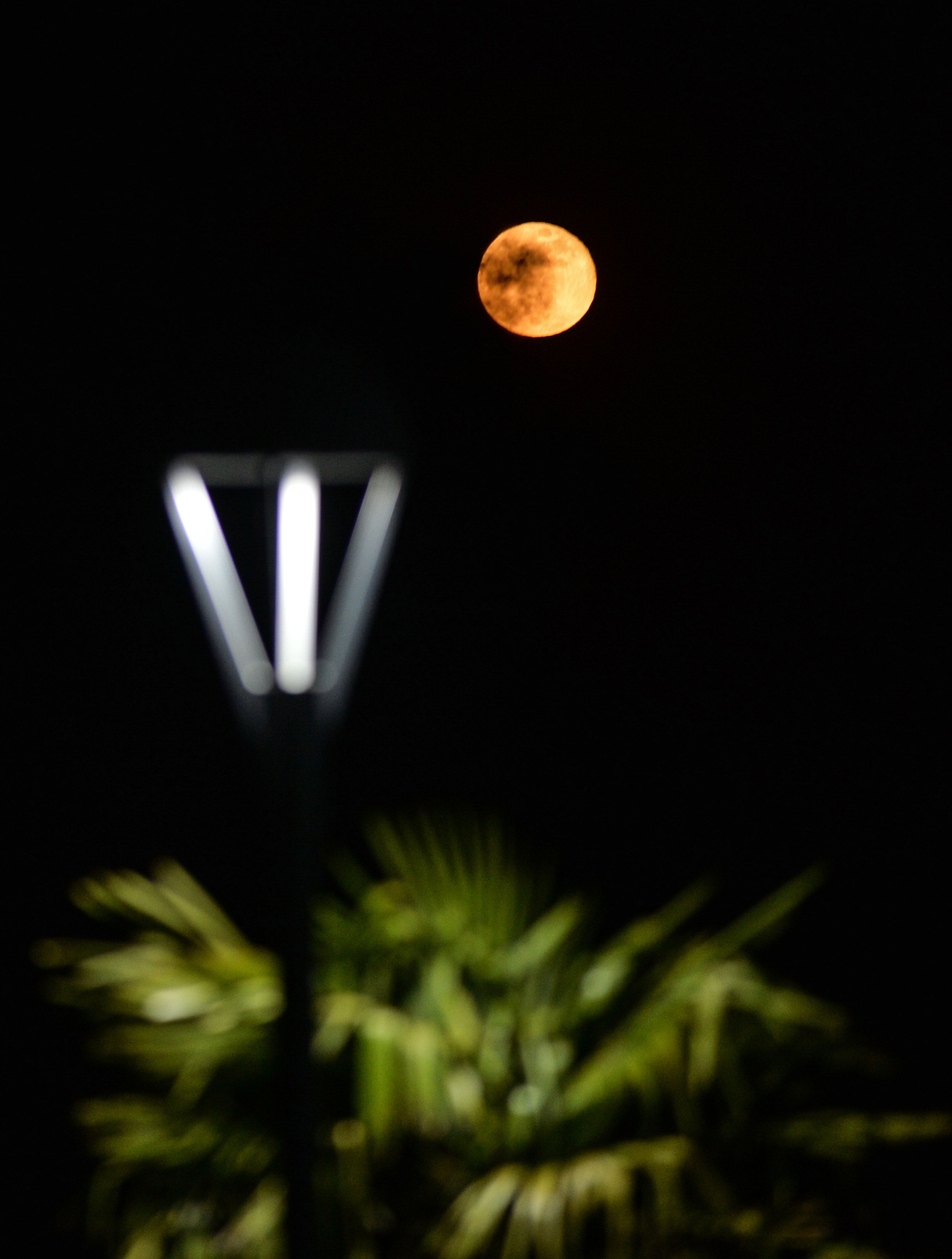 Yzeyindeki krater ve ukurlarn detaylarnn bile gzlenebildii dolunay, gnein batmasnn ardndan kentin dousundan grlp ilerleyen saatlerde daha da belirginleerek gece gzel bir grnt oluturdu.  