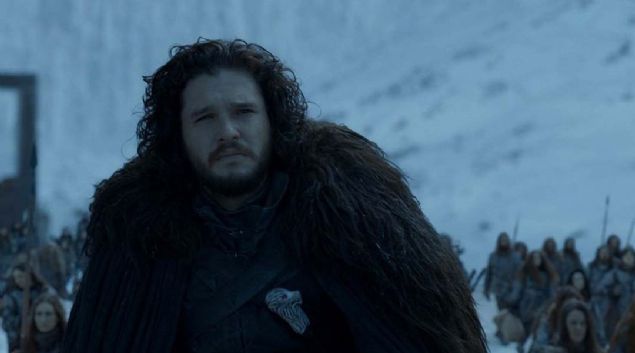 Fotoraflarda Daenerys Targaryen, Jon Snow, Sansa Stark, Arya Stark, Tyrion Lannister karakterleri n planda. 