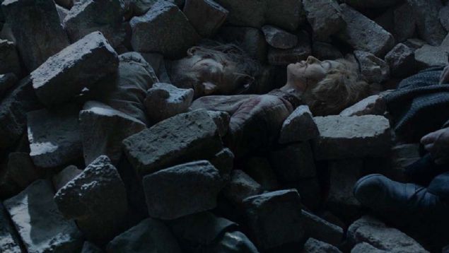 Tyrion ailesini buldu  <br><br>  Jaime ve Cersei, 5. blmde King's Landing'de molozlarn altnda kalarak can vermiti.  <br><br>  Tyrion'un aabeyi ve ablasnn cansz bedenlerini ynlarn altnda bulduu sahne, dizinin en trajik anlarndan biriydi.    