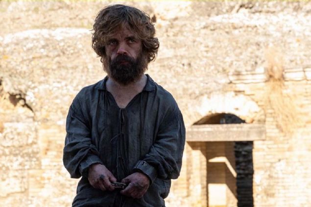 Tyrion Kralienin Eli grevinden istifa etti  <br><br>  Daenerys'in dramatik konumasndan sonra, Tyrion ona yaklat, Kraln Eli brounu kard ve arpc bir ekilde frlatt.  <br><br>  Tyrion, kardeini serbest brakarak ihanet etmi, Daenerys de btn bir ehri ldrmt. Artk birlikte olmalar mmkn deildi.  
