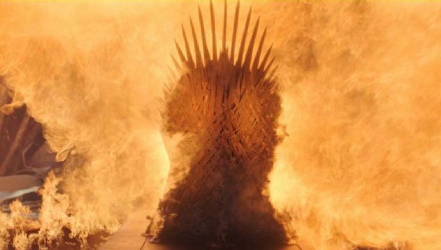 Drogon Demir Taht' yok etti  <br><br>  Sekiz sezon boyunca seyirciler Demir Taht'a kimin oturacan merak etti. Ancak final blmnde artk oturulabilecek bir taht kalmad.   <br><br>  nk annesi Dany'nin lmne fkelenen ejderhas Drogon, Demir Taht' ateiyle eritti.  
