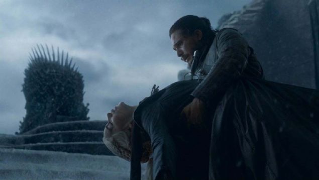 Jon, Daenerys'i ldrd  <br><br>  Jon, Dany'yi kalbine bak saplayarak ldrd. Muhtemelen Jon onu ldrmeseydi, Dany Jon'u ldrecekti. Jon Snow, zor ama belki de en iyi seimi yapt.    