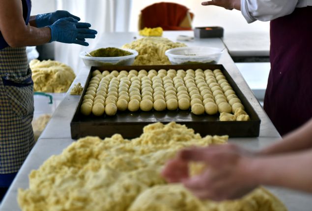 Hamurun irmik, ya, karbonat ve ekerle yourulmasndan sonra damak zevkine gre fstkl ya da cevizli olarak usta ellerde lezzet bulan kerebi, zerine ven otu kklerinden yaplan kaymak dklerek servis ediliyor.  