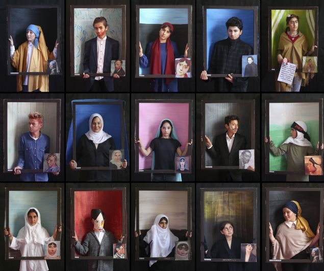 Duvarlarna lkenin tarihi, kltrel ve doal zenginlerini izen ve kullanlamaz durumdaki sra ve oturaklar boyayarak onlar adeta birer sanat eserine dntren Eren, rengarenk atlyede rencilere sanat sevgisi alad.  